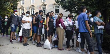 Migrantes hacen fila tras llegar a Washington D.C. procedentes de Texas en un autobús fletado como arma política por el gobernador Greg Abbott, este jueves 15 de septiembre.