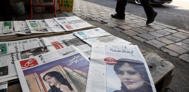 Portadas de los diarios progresistas de Irán con la foto de la joven que murió en una comisaría de la Policía moral