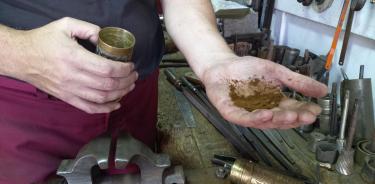 Haris Jagnjo, de 42 años, trabaja en su taller de molinillos de café en Sarajevo, Bosnia y Herzegovi.