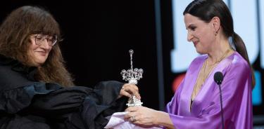 La actriz recibió el premio de manos de Isabel Coixet.