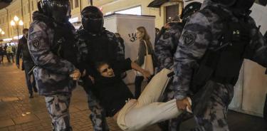 Un joven es detenido violentamente en el centro de Moscú por participar en la protesta contra el llamado a la movilización de Putin