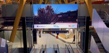 Anuncio publicitario del vuelo en la escalera principal del aeropuerto de Madrid