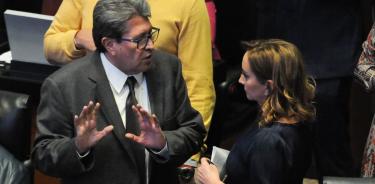 Ricardo Monreal, senador de Morena y Claudia Ruiz Massieu, senadora del PRI, dialogan durante la sesión.