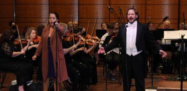 La soprano Elisa Cordova y el tenor Israel Lozano participan durante un ensayo de la 