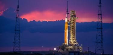 El cohete del Sistema de Lanzamiento Espacial (SLS) con la nave espacial Orion a bordo mientras está encima del lanzador móvil en la plataforma de Lanzamiento 39B en el Centro Espacial Kennedy en Merritt Island, Florida.