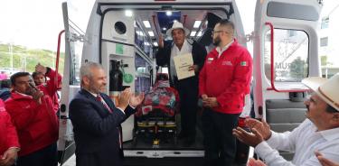 Gobernador de Michoacán entrega ambulancias a los hospitales