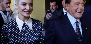 El líder de Forza Italia, Silvio Berlusconi, junto a su novia, la diputada Marta Fascina