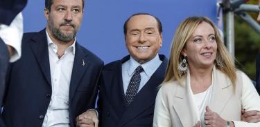 Giorgia Meloni, junto a sus compañeros de la coalición derechista, Matteo Salvini, y el expremier Silvio Berlusconi