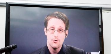 Una pantalla muestra al exanalista de la CIA Edward Snowden