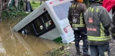 Hace unos días, la mala conducción de un chofer provocó que un microbús terminara en un canal de Xochimilco