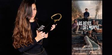 La cineasta Laura Mora posa con su premio.