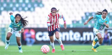 Joseline Montoya de Guadalajara disputa el balón con dos jugadoras de Léon