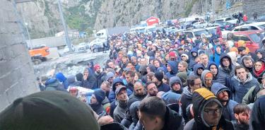 Cientos de jovenes rusos se agolpan en el paso peatonal del único puesto fronterizo entre Rusia y Georgia