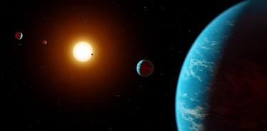 La representación artística de un sistema de cinco exoplanetas.