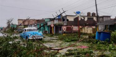 Poste eléctrico caído sobre casas de Pinar del Río, por el paso del huracán Ian