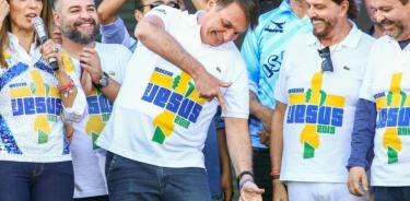 Bolsonaro en una marcha evangélica, haciendo apología de las armas