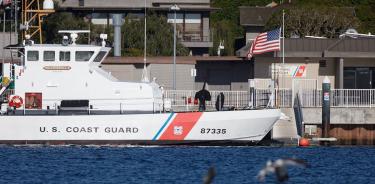 Un barco de la Guardia Costera de EU permanece estacionado en Newport Beach, California, el 30 de diciembre de 2018.