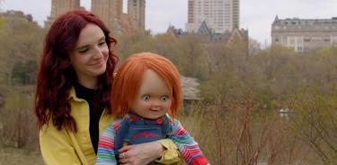 Fotografía sin fecha cedida por Yellow Veil Pictures que muestra a la directora de 'Living with Chucky', Kyra Elise Gardner mientras sostiene al muñeco Chucky.