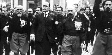 Mussolini, de civil, tras culminar la Marcha sobre Roma, en octubre de 2022, que abriría la puerta al fascismo, hace un siglo