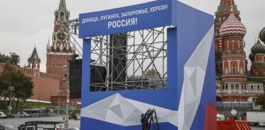 Estrado en la plaza Roja donde se celebrará la anexión de Donetsk, Lugansk, Zporiyia y Jersón