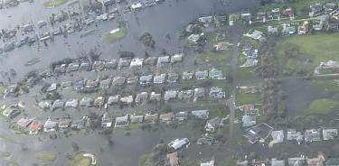 Zonas resindeciales de Fort Myers, en la costa occidental de Florida, quedaron completamente inundadas