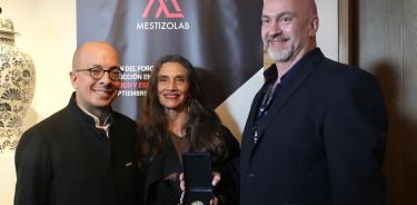 Ángela Molina junto a las autoridades mexicanas que entregaron la Medalla.