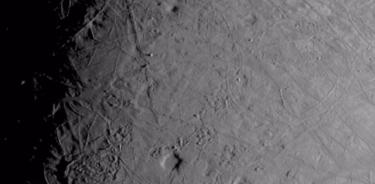 La compleja superficie cubierta de hielo de la luna Europa de Júpiter fue capturada por la nave espacial Juno de la NASA.