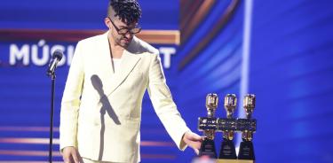 El cantante Puertorriqueño recibiendo un premio Billboard LAtino