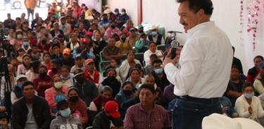 Ignacio Mier Velazco, coordinador de los diputados de Morena, en Soltepec, Puebla, durante una asamblea para explicar la reforma electoral propuesta por el Presidente,