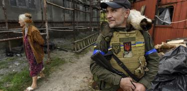 Pavlo, un soldado de la Guardia Nacional ucraniana, patrulla este sábado 1 de octubre de 2022 por la región de Donetsk.