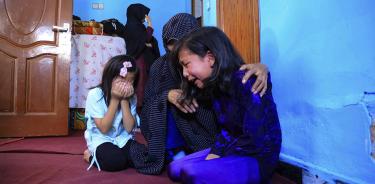 Familiares lloran a Hasina, una joven de 18 años que buscaba entrar en la universidad y fue asesinada en el atentado del viernes 30 de septiembre de 2022 en una escuela chií de Kabul, Afganistán.