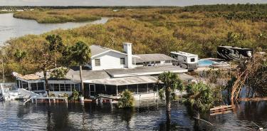 Casas anegadas tras el paso del huracán Ian en North Port, Florida, vistas este sábado 1 de octubre de 2022.