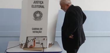 Lula se dispone a votar en una urna electrónica en Sao Bernardo do Campo