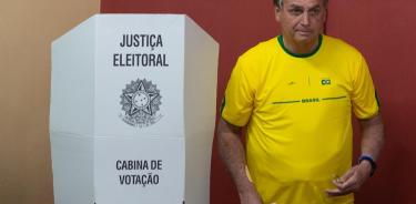 Jair Bolsonaro votó en Río de Janeiro con un chaleco antibalas debajo de su camiseta de la selección nacional