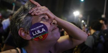 Una simpatizante de Lula mira con preocupación los resultados del escrutinio