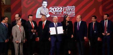 El presidente de México, Andrés Manuel López Obrador, y el secretario de Hacienda, Rogelio Ramírez de la O, junto a empresarios tras firmar el plan antiinflación en el Palacio Nacional