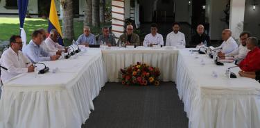 Las delegaciones del gobierno colombiano y del ELN, firmaron el acuerdo para reanundar las pláticas de paz en Caracas