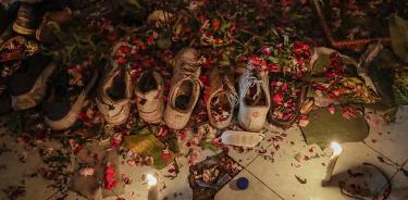 Botas de futbol en un altar colocado en honor a las víctimas de la estampida en Indonesia, este martes 4 de octubre de 2022 en Malang, Java Oriental.