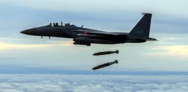 Una foto proporcionada por el Ministerio de Defensa de Corea del Sur muestra a un F-15K surcoreano lanzando dos bombas de precisión JADAM durante un simulacro en el cielo sobre Corea del Sur