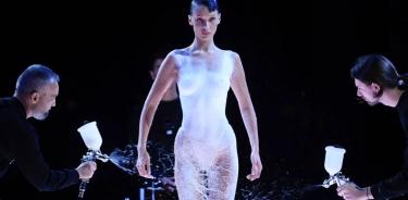 La top model Bella Hadid era vestida como por arte de magia creando un vestido a partir de un espray