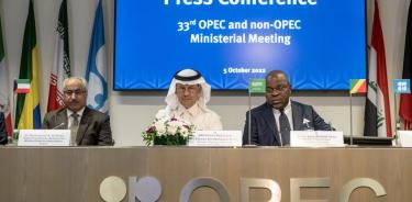 El príncipe Abdulaziz bin Salman al Saud, ministro del Petróleo de Arabia Saudí, preside la 33 reunión de la OPEP y No-OPEP celebrada en Viena