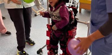 Mariana, niña de 4 años con Parálisis Cerebral, se levantó por primera vez en su  vida para caminar y jugar con una pelota, gracias a la tecnología de un Exoesqueleto traída por APAC.
