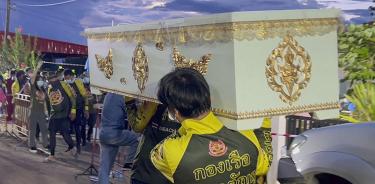 Rescatistas trasladan el féretro de una de las víctimas de la masacre de niños en un kínder en Nong Bua Lamphu, Tailandia, este jueves 6 de octubre de 2022.