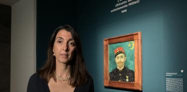 La curadora de la muestra Francesca Villanti y una de las obras de  Vincent Van Gogh.