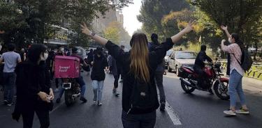 Manifestantes cortan una calle en Teherán para protestar contra el asesinato de Mahsa Amini, el 1 de octubre de 2022.