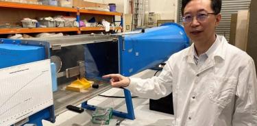 El profesor Yang Yaowen muestra el dispositivo de bajo coste para producir electricidad de la brisa.