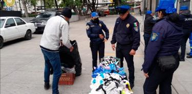 Elementos de la Policía Auxiliar recuperan mercancía robada de un puesto semifijo en Balderas.