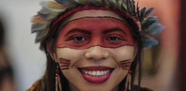La indígena Rafaela Bandeira de la etnia Tupinambá participa en la muestra 