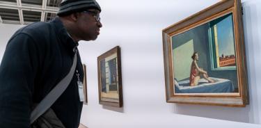 Una persona observa hoy una de las obras del pintor Edward Hopper .