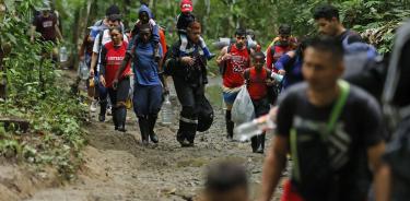 Venezolanos cruzan a pie la selva en el llamado Tapón de Darién, entre Colombia y Panamá